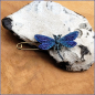 Preview: Schmuck-, Gewand- oder Kiltnadel "Libelle Azul", handbemalt, im Vintage-Style - Unikat!