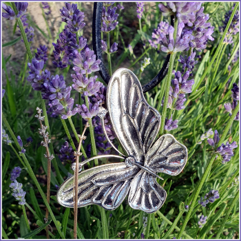 "Schmetterling" an schwarzem Lederband - 51 cm, plus Verlängerung