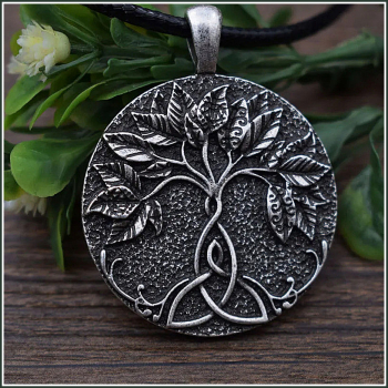 "Keltischer Lebensbaum mit Triquetawurzel" an schwarzer Textilkordel
