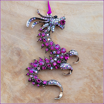 Großer Dekoanhänger "Großer Drache" in Magenta