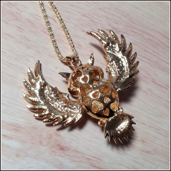 Halskette "Fliegende Eule" in Rosarot - 72 cm - Einzelstück