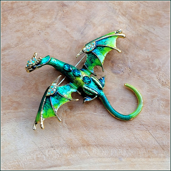 Brosche "Großer, goldgrüner Flugdrache"