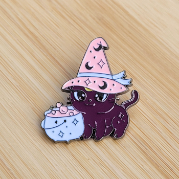 Pin „Hexenkatze mit Hexenkessel“