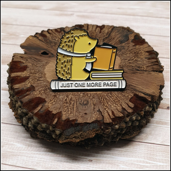 BuchLiebeKollektion - Pin "Igel - Just one more Page"