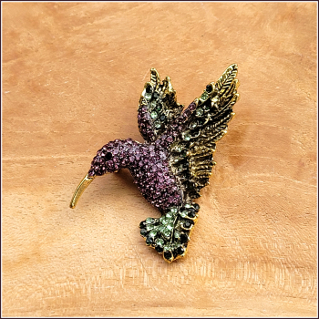 "Kolibri" in Aubergine & Grün  - Brosche & Kettenanhänger - 2 in 1 - Einzelstück