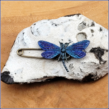 Schmuck-, Gewand- oder Kiltnadel "Libelle Azul", handbemalt, im Vintage-Style - Unikat!