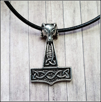 "Mjölnir" an schwarzem Lederband