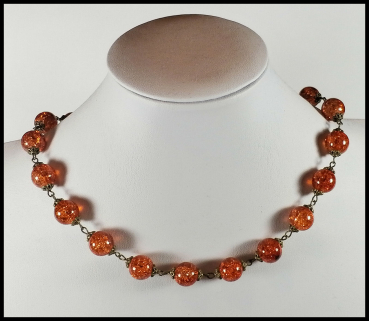 Collier aus orangen Crackle-Perlen