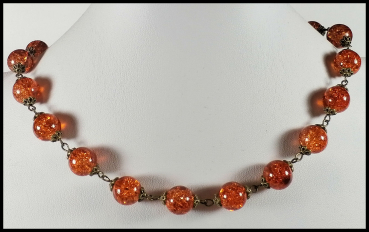 Collier aus orangen Crackle-Perlen