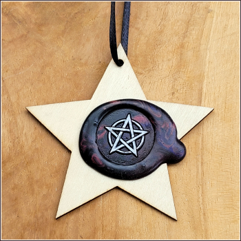 Geschenk- oder Dekoanhänger - "Pentagramm" - Holzstern mit geprägtem Siegelwachs - Unikat