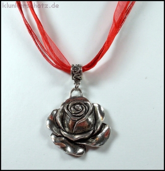 "Rose" an strahlend rotem Halsband