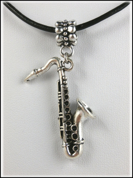 "Saxophon" am schwarzen Lederband - 44,5 cm
