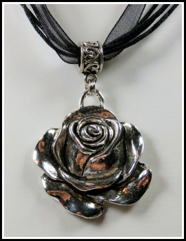 "Black Rose" an schwarzem Halsband