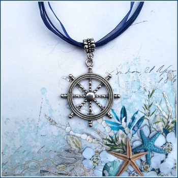 "Steuer" an marineblauem Halsband