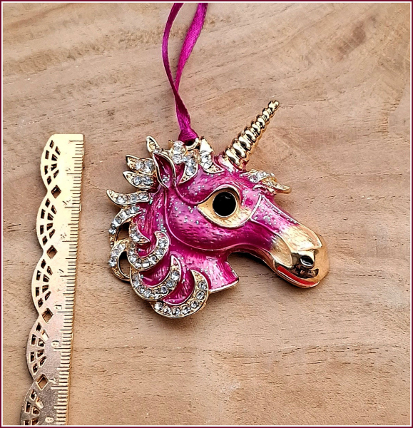 Geschenk-, Deko- oder Baumanhänger „Einhornkopf in Fuchsie“