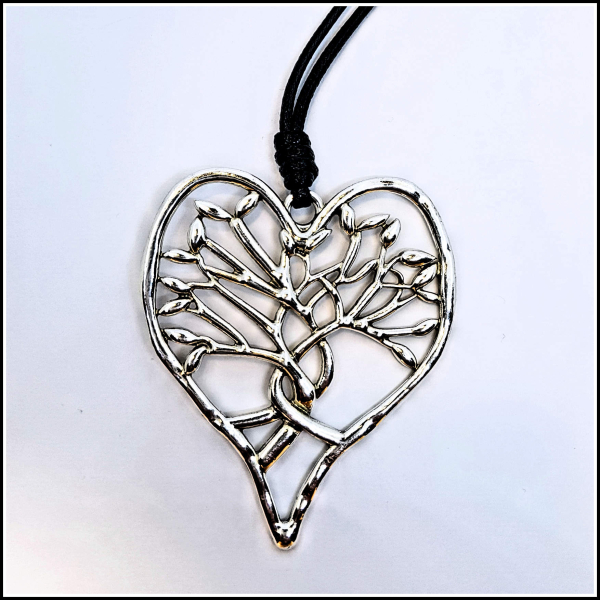 "Celtic Tree of Life Heart" am langen Textilband