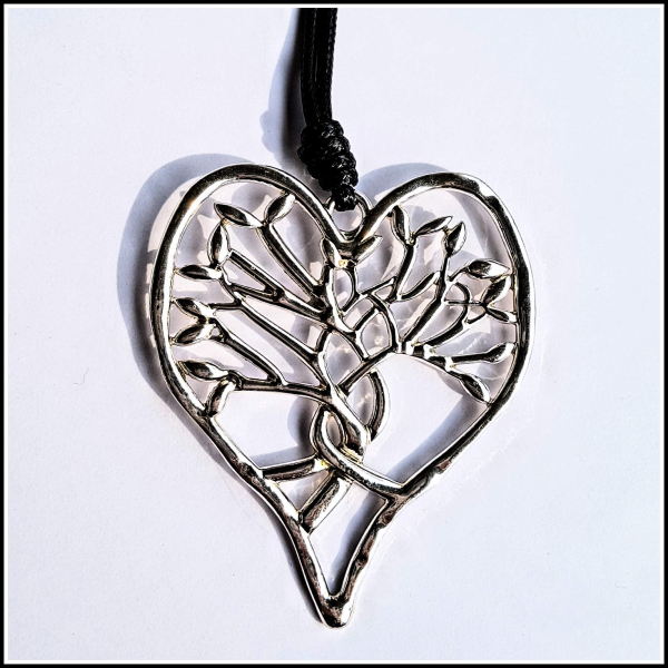 "Celtic Tree of Life Heart" am langen Textilband