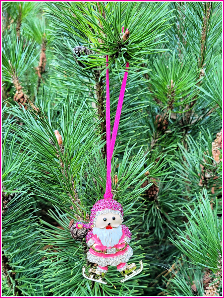 Geschenk- oder Weihnachtsbaumanhänger "Weihnachtsmann auf Schlittschuhen" in Pink