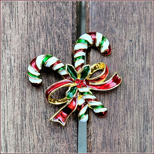 "Candy Cane & Ilexblätter & große rote Schleife" - Brosche & Kettenanhänger - 2 in 1