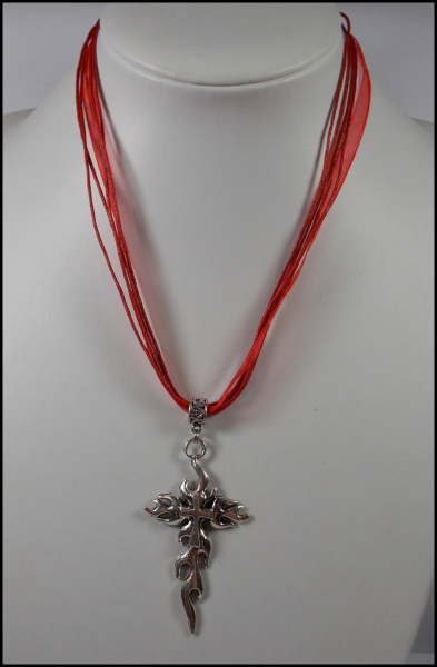 "Flammendes Kreuz" an feuerrotem Halsband