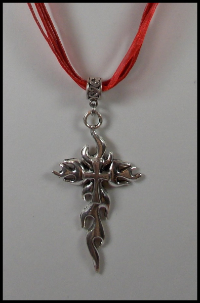 "Flammendes Kreuz" an feuerrotem Halsband