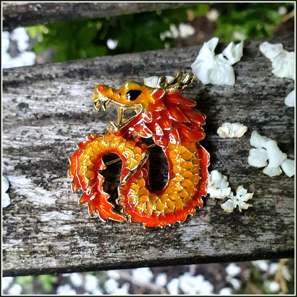 Brosche "Feuriger Glücksdrache"