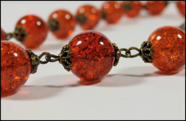 Collier aus orangen Crackle-Perlen