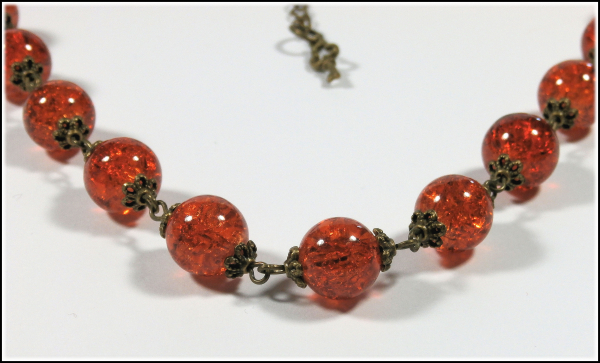 Collier aus orangen Crackle-Perlen