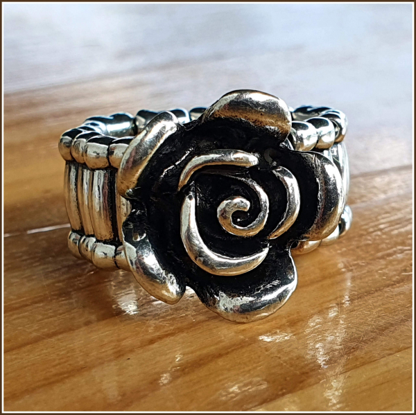 Ring mit Dehnschiene "Rose"