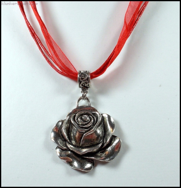 "Rose" an strahlend rotem Halsband