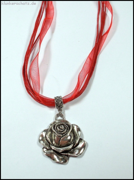 "Rose" an strahlend rotem Halsband