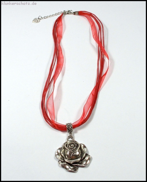 "Rose" an strahlend rotem Halsband