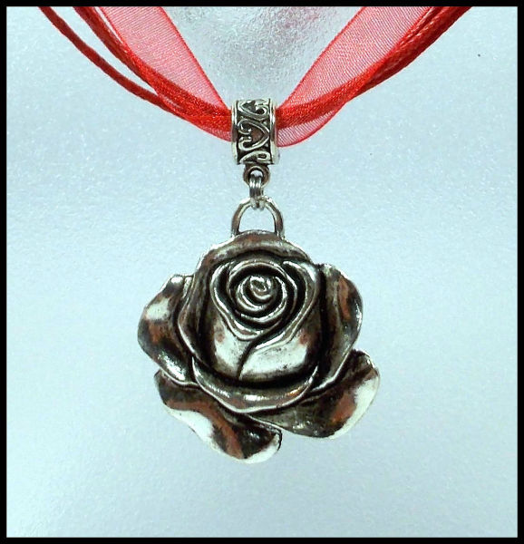 "Rose" an strahlend rotem Halsband