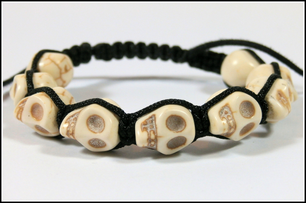 Shamballa-Armband "Skull" mit Howlith-Perlen