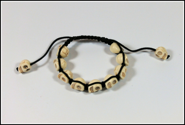 Shamballa-Armband "Skull" mit Howlith-Perlen