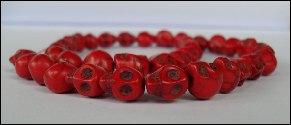 Strang Totenkopf-Perlen aus Howlith "Skull Deep Red"