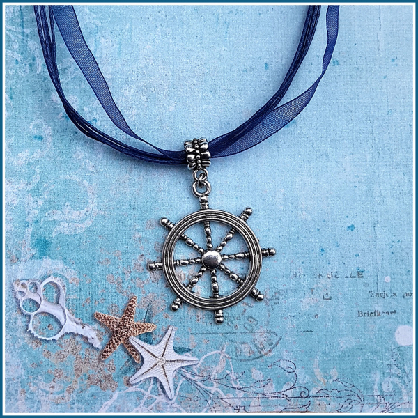 "Steuer" an marineblauem Halsband