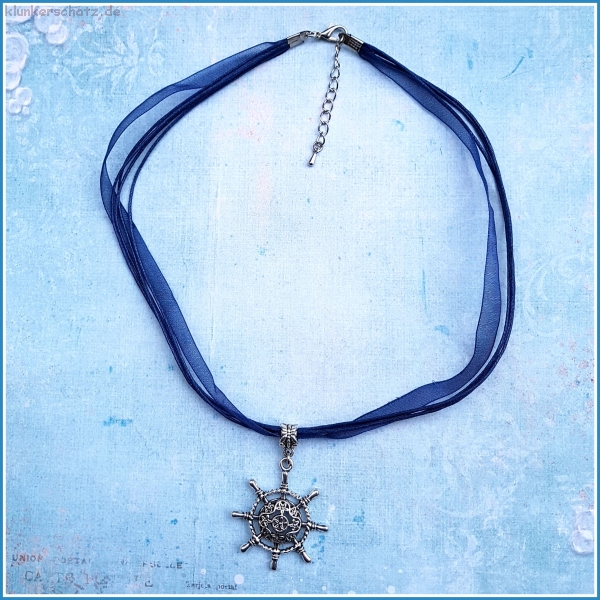 "Steuer" am marineblauen Halsband